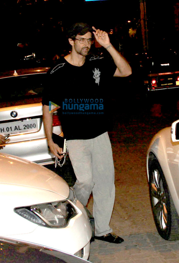hrithik roshan snapped in bandra 4