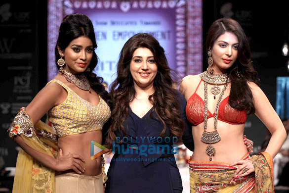 shriya saran walks the ramp for archana kocchar at the iijw 2013 2