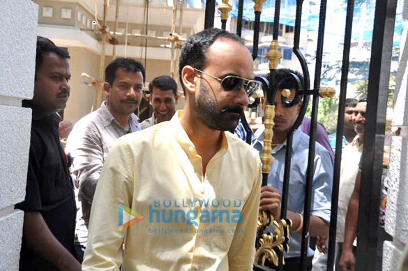 apoorva rahul agarwal and others snapped outside sanjay dutts residence 3