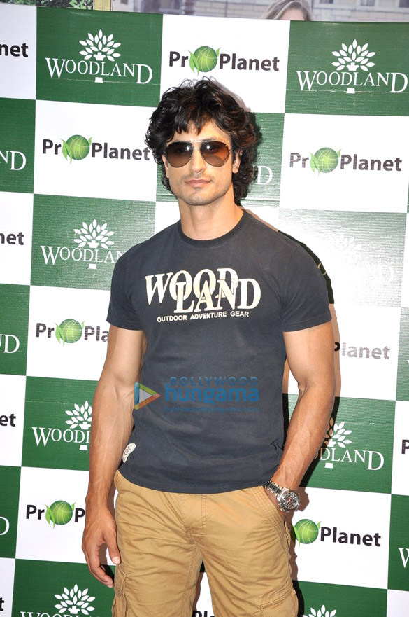 vidyut jamwal unveils woodlands spring summer collections 7