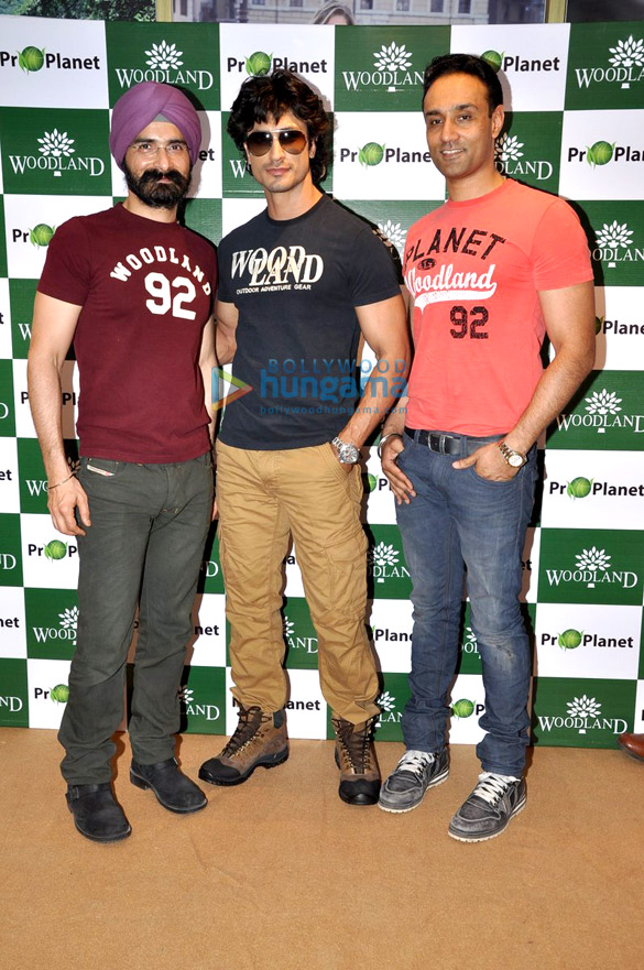 vidyut jamwal unveils woodlands spring summer collections 5