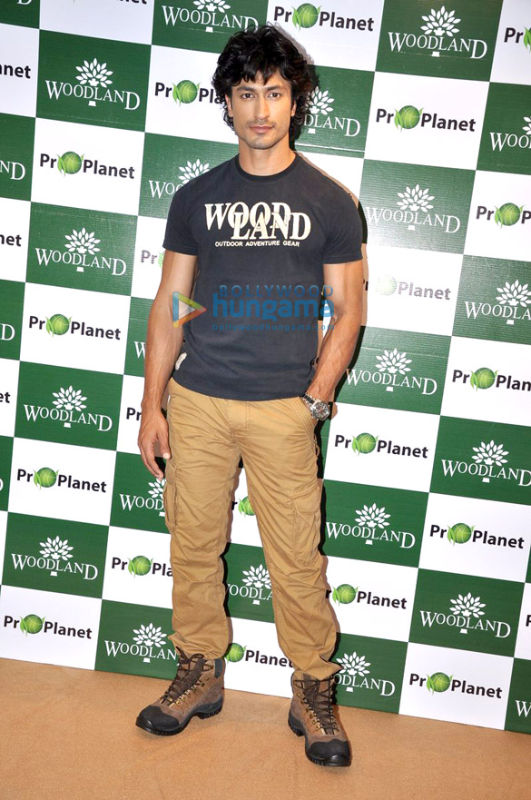 vidyut jamwal unveils woodlands spring summer collections 9
