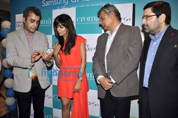 chitrangda launches samsung galaxy s4 2