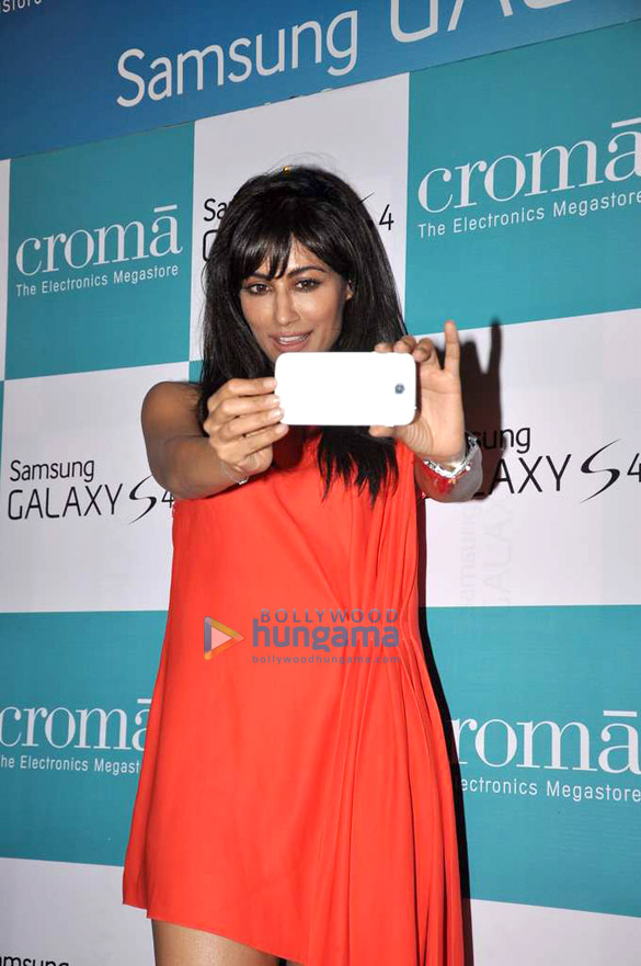 chitrangda launches samsung galaxy s4 8