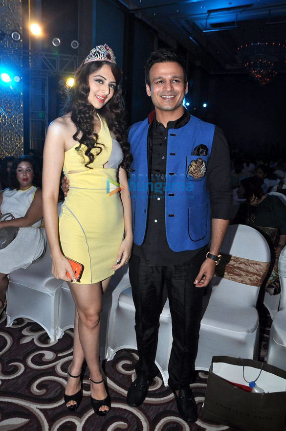 ranveer vivek arshad at the launch of samsung s4 by reliance digital 22