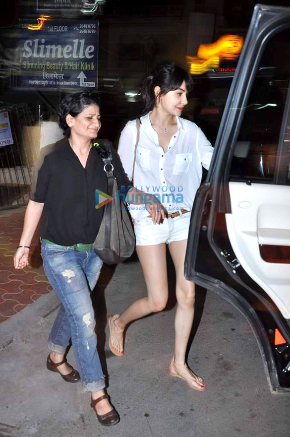 anushka sharma snapped in bandra 2