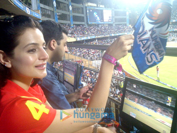 ameesha patel spotted cheering for mumbai indians 4