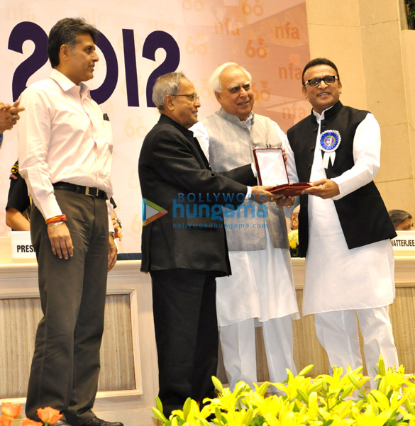 annu kapoor collected his national award from honorable president pranab mukherjee 2