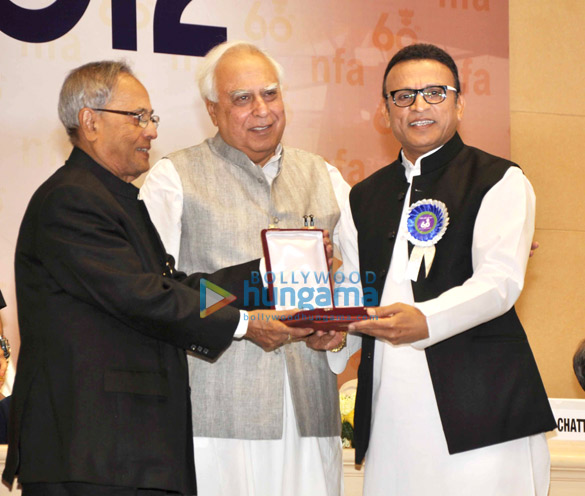 annu kapoor collected his national award from honorable president pranab mukherjee 4