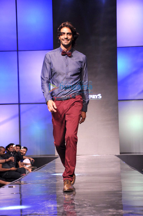 arjun and ayushmann unveil blackberrys spring summer 13 collection 5