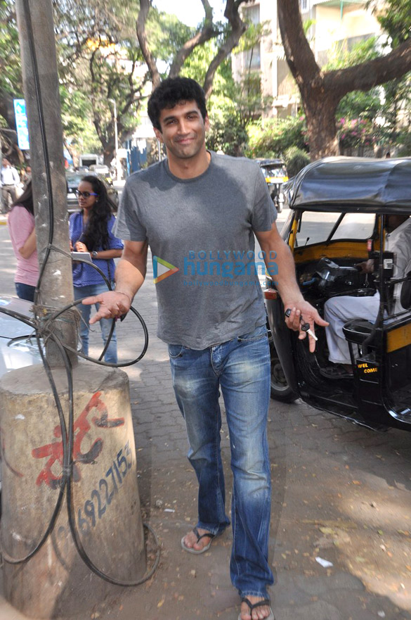 aditya roy kapur snapped in bandra 3