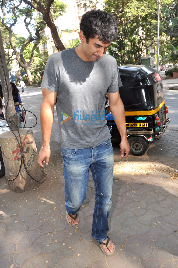 aditya roy kapur snapped in bandra 8