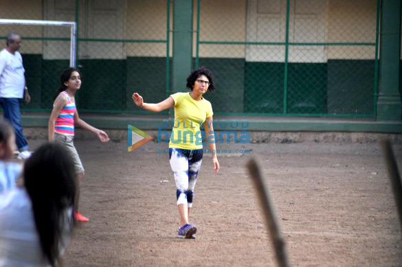 aamir khan snapped playing football with daughter ira 6
