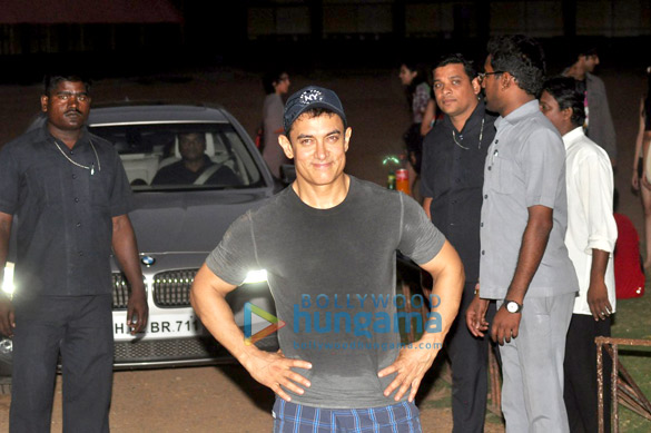 aamir khan snapped playing football with daughter ira 11