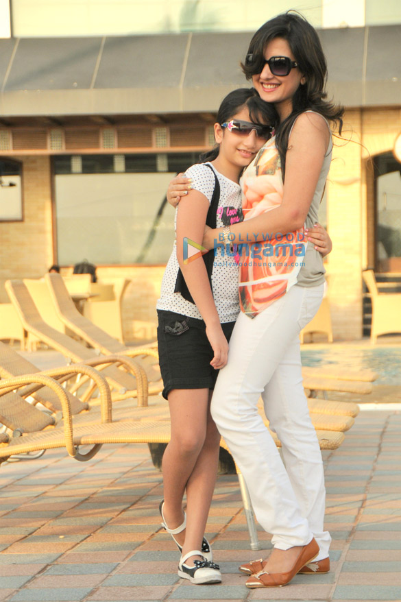 amy billimoria steps out with her daughter ariyanne on mothers day 4