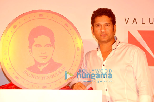 sachin tendulkar unveils valuemarts gold coin 5