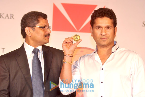 sachin tendulkar unveils valuemarts gold coin 3