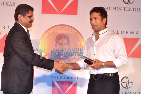 sachin tendulkar unveils valuemarts gold coin 6