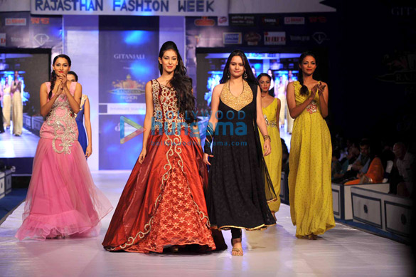 evelyn sharma navneet kaur dhillon at rajasthan fashion week 2013 3