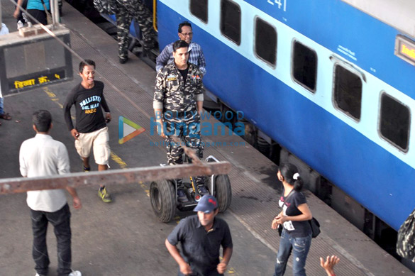 akshay sonakshi snapped on the sets of thuppakki remake 5
