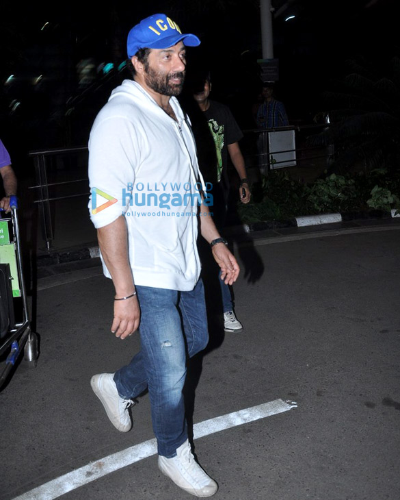 sunny bobby deol snapped at the airport 6