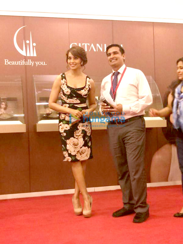 bipasha basu launches gili paris gallery in dubai 11