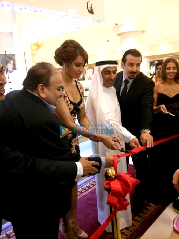 bipasha basu launches gili paris gallery in dubai 2