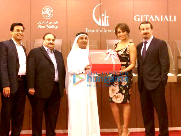 bipasha basu launches gili paris gallery in dubai 4