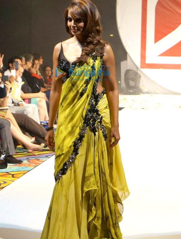 bipasha basu walks the ramp at archana kochhars label 24 fashion show 3