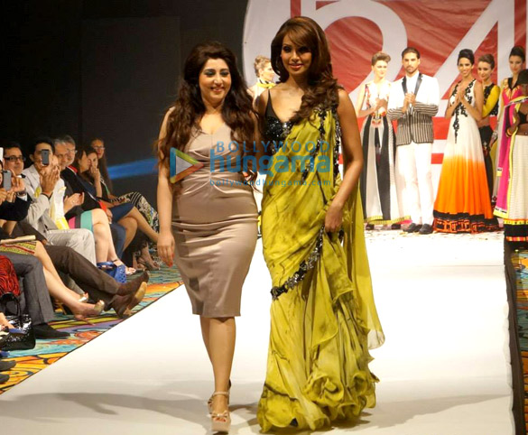 bipasha basu walks the ramp at archana kochhars label 24 fashion show 7