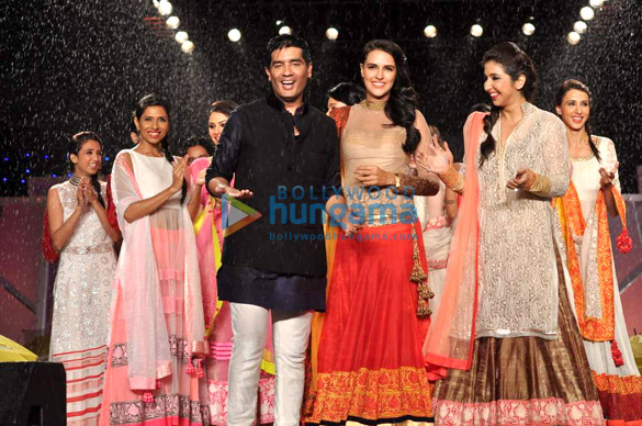 celebs walk for manish malhotras show for cpaa 2