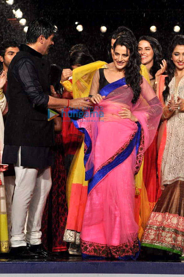 celebs walk for manish malhotras show for cpaa 3