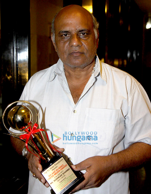 8th aap ki awaz media excellence awards 10