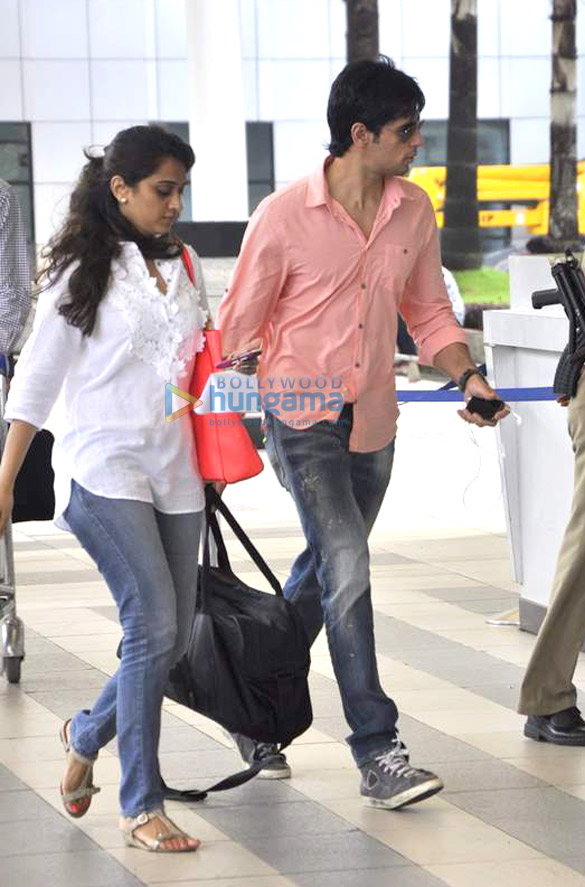 sidharth malhotra snapped at the airport 6