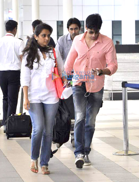 sidharth malhotra snapped at the airport 4
