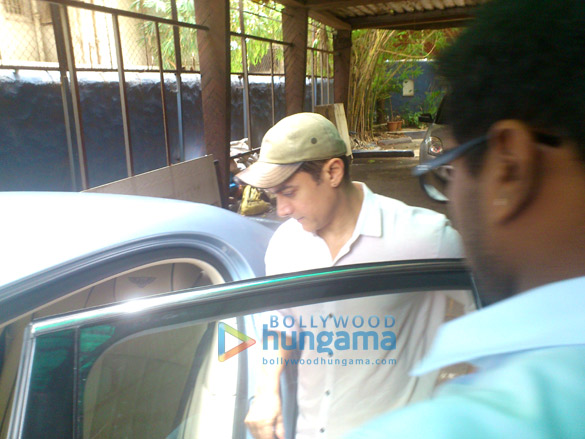 aamir khan snapped in juhu 6