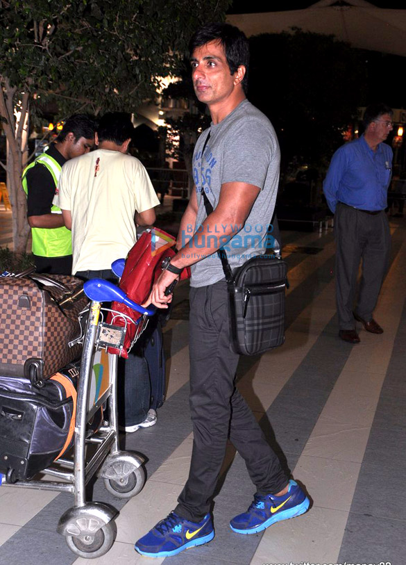 shahrukh vidya others arrive from iifa awards 2013 17