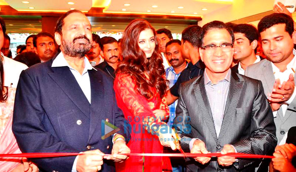 aishwarya inaugurates kalyan jewellers store in pune 2