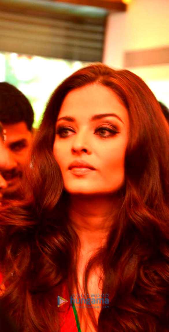 aishwarya inaugurates kalyan jewellers store in pune 5