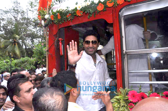 abhishek flags off bests special bus services for film city workers 6