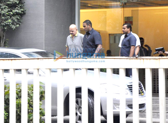 celebs visit hrithik roshan post his brain surgery day 3 2