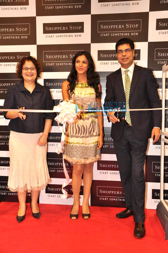 shriya pilagaonkar at the launch of shoppers stop in thane 2