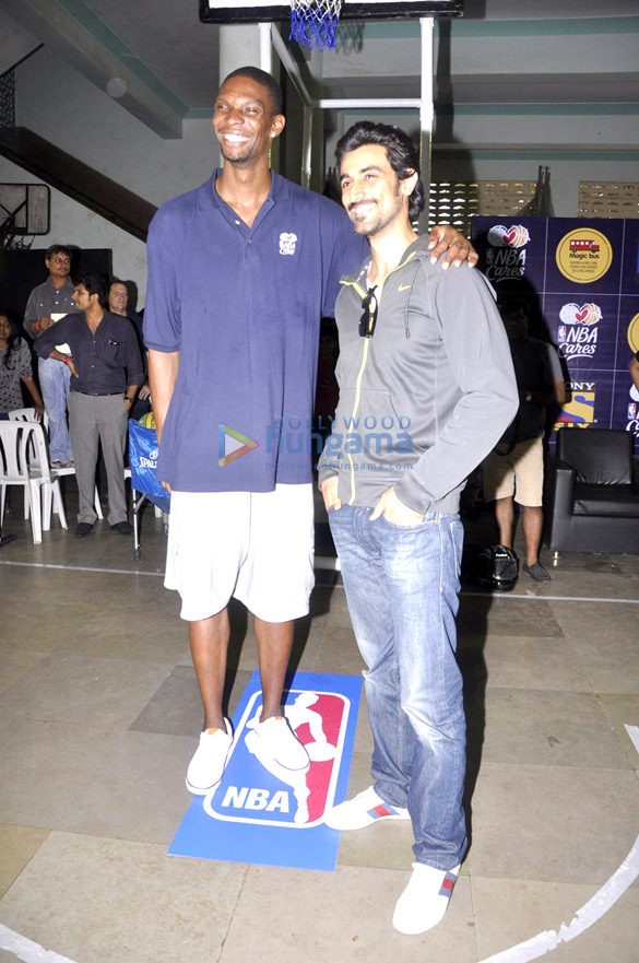 kunal kapoor plays basketball with nba champion david bosh 2