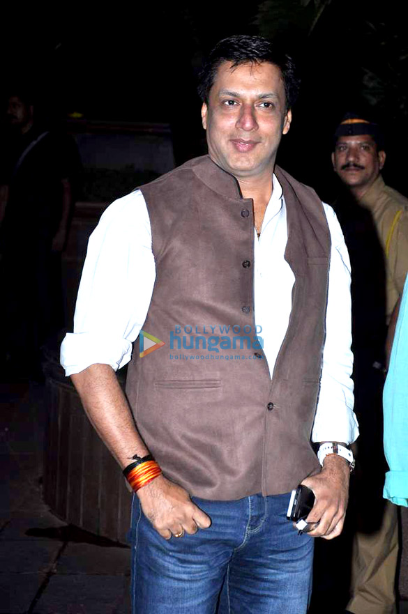 salman shahrukh hug each other at baba siddiquis iftaar party 21