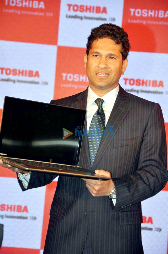 sachin tendulkar unveils toshibas new range of laptop 6