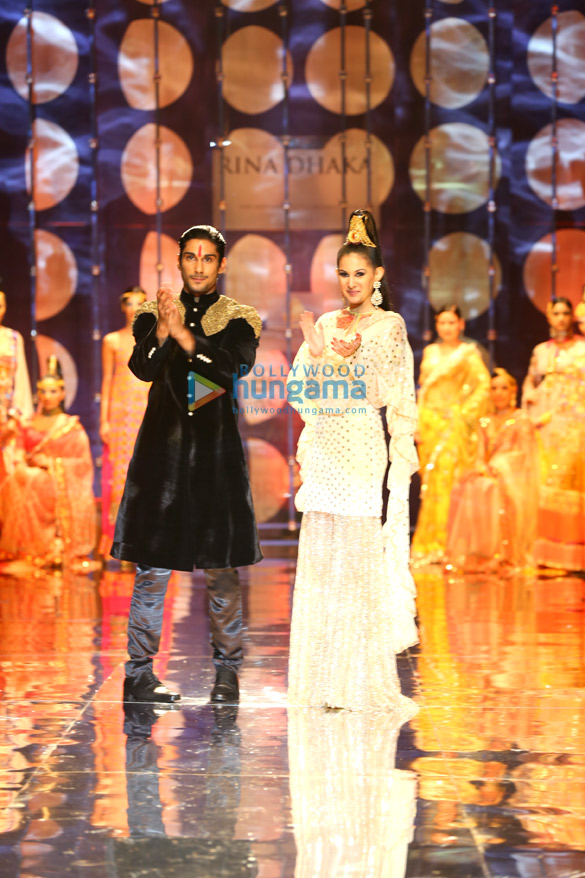 prateik amyra walk for rina dhaka at aamby valley india bridal fashion week 2013 3
