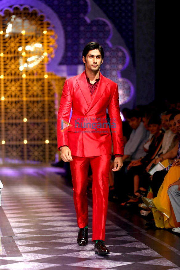 anil kapoor walks for raghavendra rathore at india bridal fashion week 2013 8