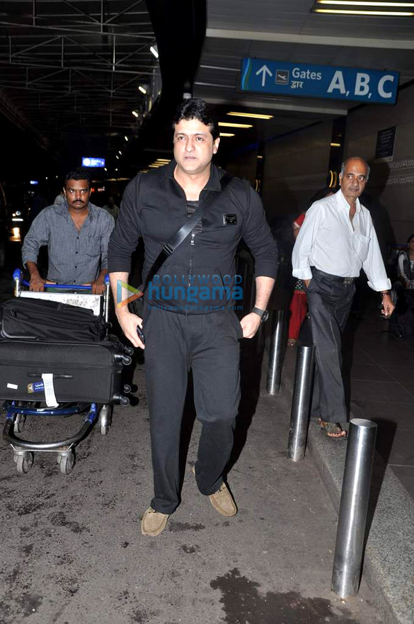 rani mukerji snapped at the international airport 4