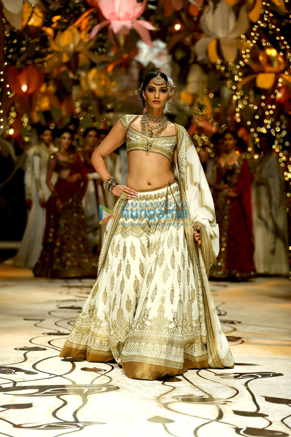 sonam kapoor walks for rohit bal at india bridal fashion week 2013 3