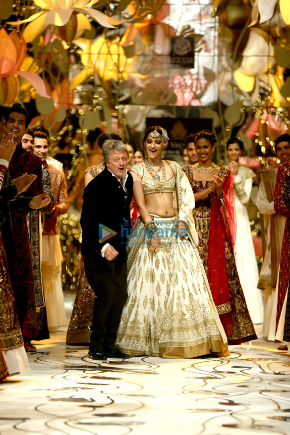 sonam kapoor walks for rohit bal at india bridal fashion week 2013 4